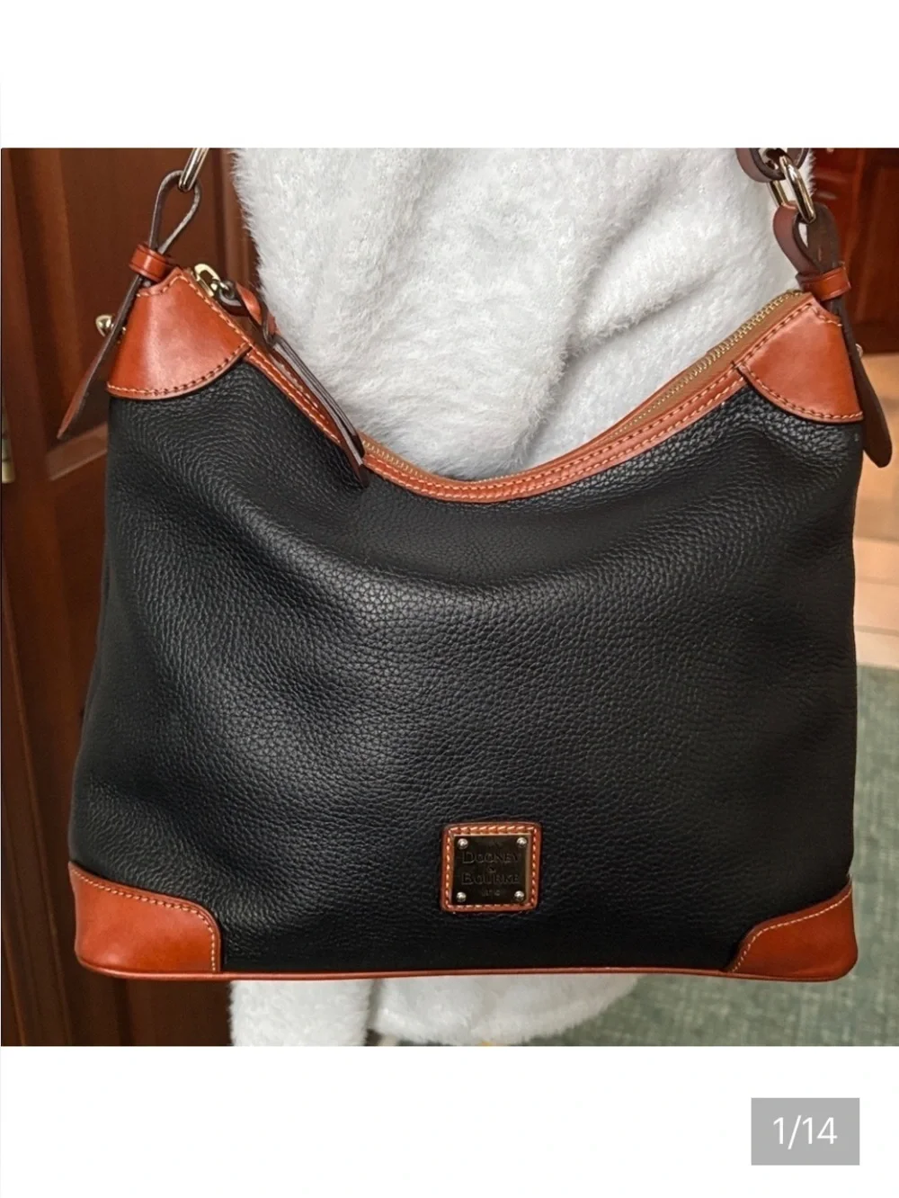 Dooney & Bourke hobo bag  shoulder bag   leather Black/ Tan  excellent Condition